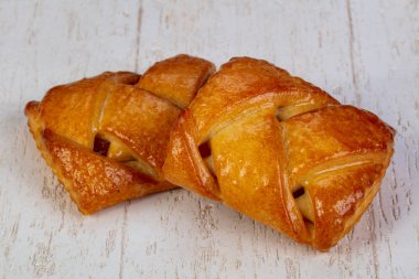 Reçelli enfes poğaçalı börek.