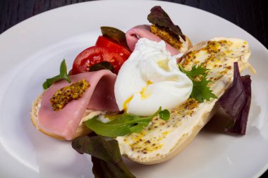 Jambon, domates ve hardal ile lezzetli bruschetta