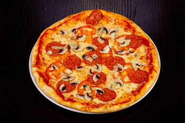 Lezzetli biberli pizza mantar ile