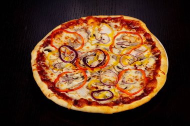 Lezzetli Barbekü pizza biber, soğan ve mantar ile