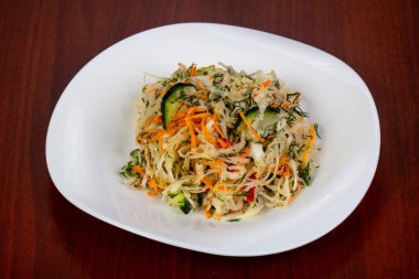 Lahana salatası salata salatalık ile