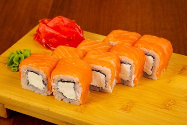 Somon ve yumuşak peynir rulo