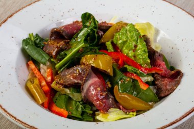 Alarmdan ve sebze salatası