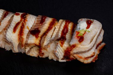 Yılan balığı ile Japon geleneksel rulo