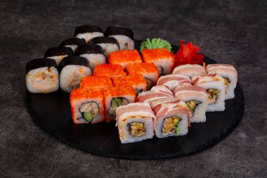 Japon Suşi ile çeşitli madde ayarla