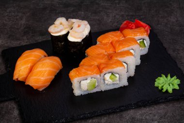 Japon Suşi ile çeşitli madde ayarla