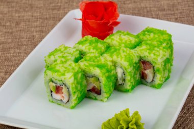 Ton balığı ve tobiko ile rulo