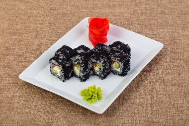 Ton balığı ve tobiko ile rulo