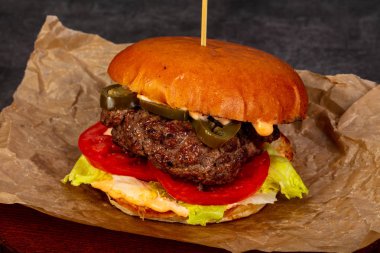 Etli ve peynirli hamburger.