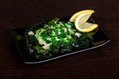 Chukka ve sesam tohumları ile salata