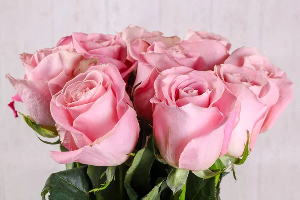白い背景上に分離されてピンクのバラの花束 — ストック写真