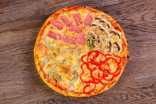 Gustoso Assortimento Pizza Con Salsicce Funghi Verdure — Foto Stock