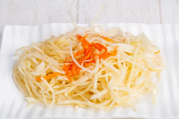 ニンジンを混ぜて美味しい酢漬けのキャベツ サラダ — ストック写真