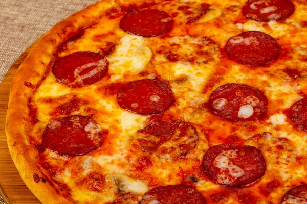 Golpear Pizza Pepperoni Con Queso —  Fotos de Stock