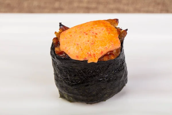 Sushi Gunkan Picante Con Salsa — Foto de Stock