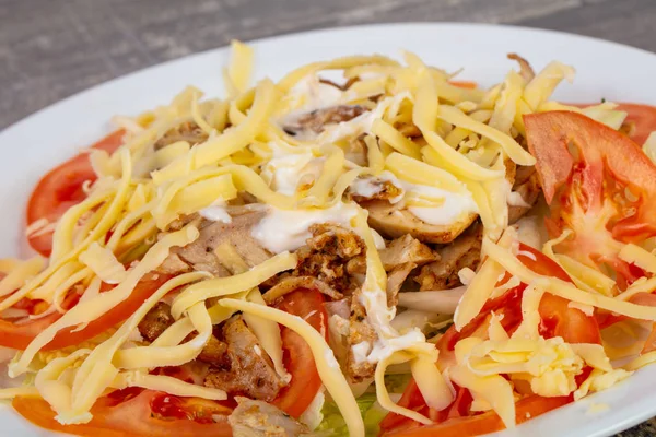 Salada Caesar Com Frango Queijo — Fotografia de Stock