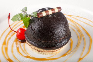 Kirazlı ve naneli çikolatalı pasta.