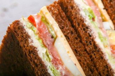 Club sandviç et, peynir ve sebze ile