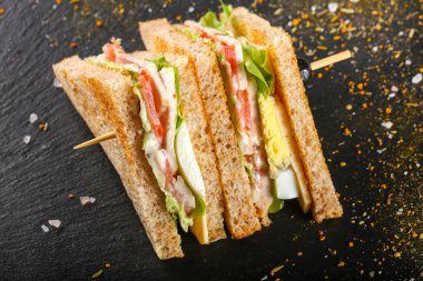 Club sandviç et, peynir ve sebze ile