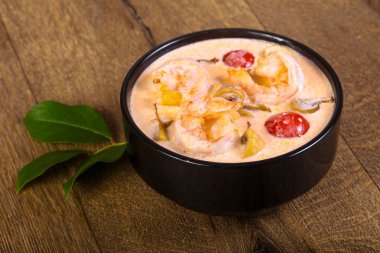 Karidesli geleneksel Tom Yam çorbası.