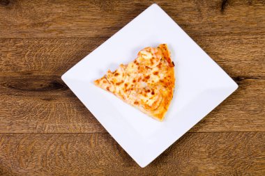 Karides ve yumuşak peynir pizza