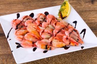 Haşlanmış karides sos ve limon ile