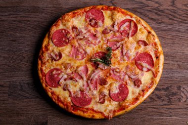 Pizza jambon peynir ve sosis 