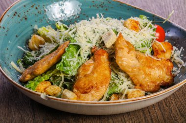 Tavuk ve parmesan peynirli sezar salatası.