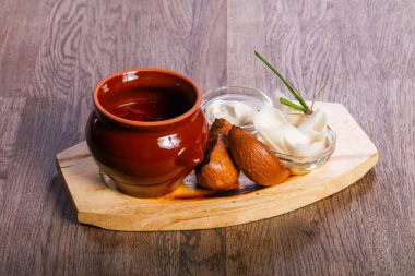 borsht çorbası domuz yağı ve sarımsak ile