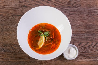 Limon ve krema ile Solyanka çorbası