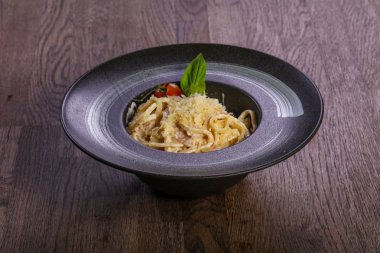 İtalyan makarna Carbonara domates ve fesleğen servis