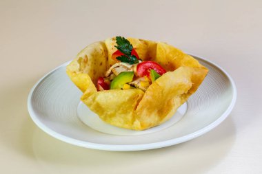 Tavuk ve avokado salatası.