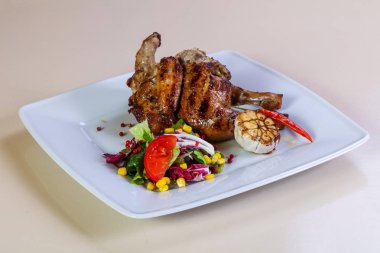 Tavuk budu ve salata karışımı.