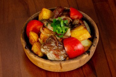 Kavrulmuş domuz eti ve sebze otlar ile