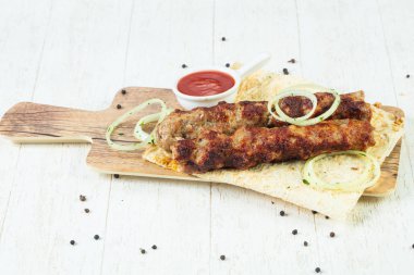 Kıyılmış domuz Kebap soğan ve sos ile