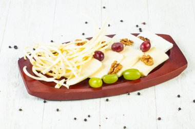 Üzüm ve fındık ile beyaz peynir tabağı