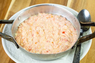 Sahanda yumurta domates ve baharatlar