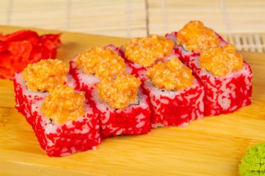 Lezzetli baharatlı tavuk suşi roll