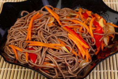 İştah açıcı buğday noodle havuç ve domates ile