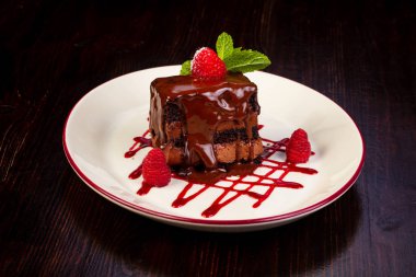 Ahududu ve nane yaprakları ile çikolatalı kek