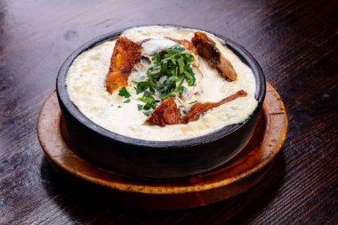 Krema soslu otlar ile kavrulmuş tavuk