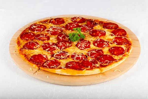 Smaczne Pizza Pepperoni Biały Stół — Zdjęcie stockowe