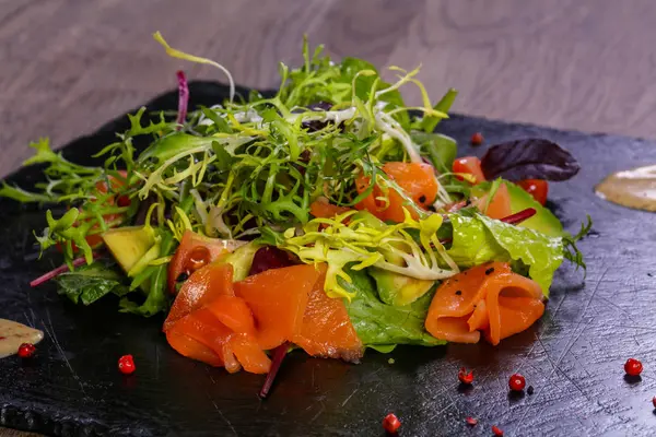 Salade Met Zalm Avocado Met Moer Saus — Stockfoto