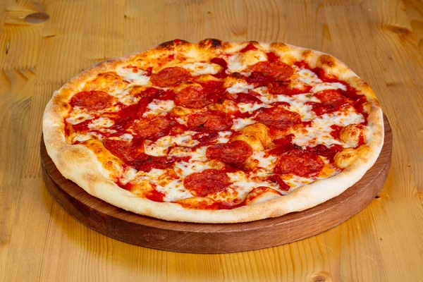 Pfefferoni Heiße Pizza Über Holz — Stockfoto