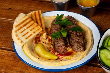 Biber ve ekmek kebabı ile lezzetli humus