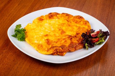 Lezzetli yumurta omlete otlar ve domates ile