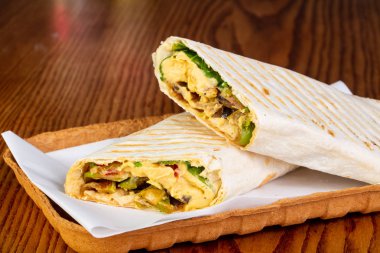 Shawarma humus ve sebze ile