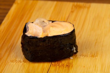 Lezzetli baharatlı tarak suşi roll