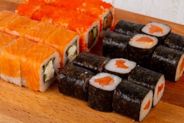 Geleneksel suşi somon ve yılan balığı ile ayarla