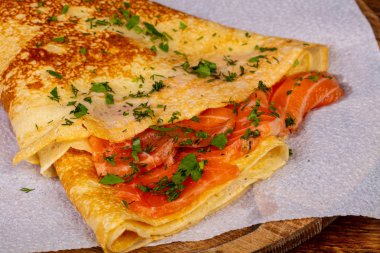 Somon ve maydanoz ile gözleme